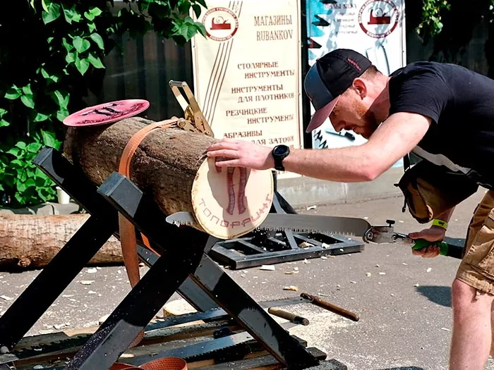 Соревнование по пилению брёвен