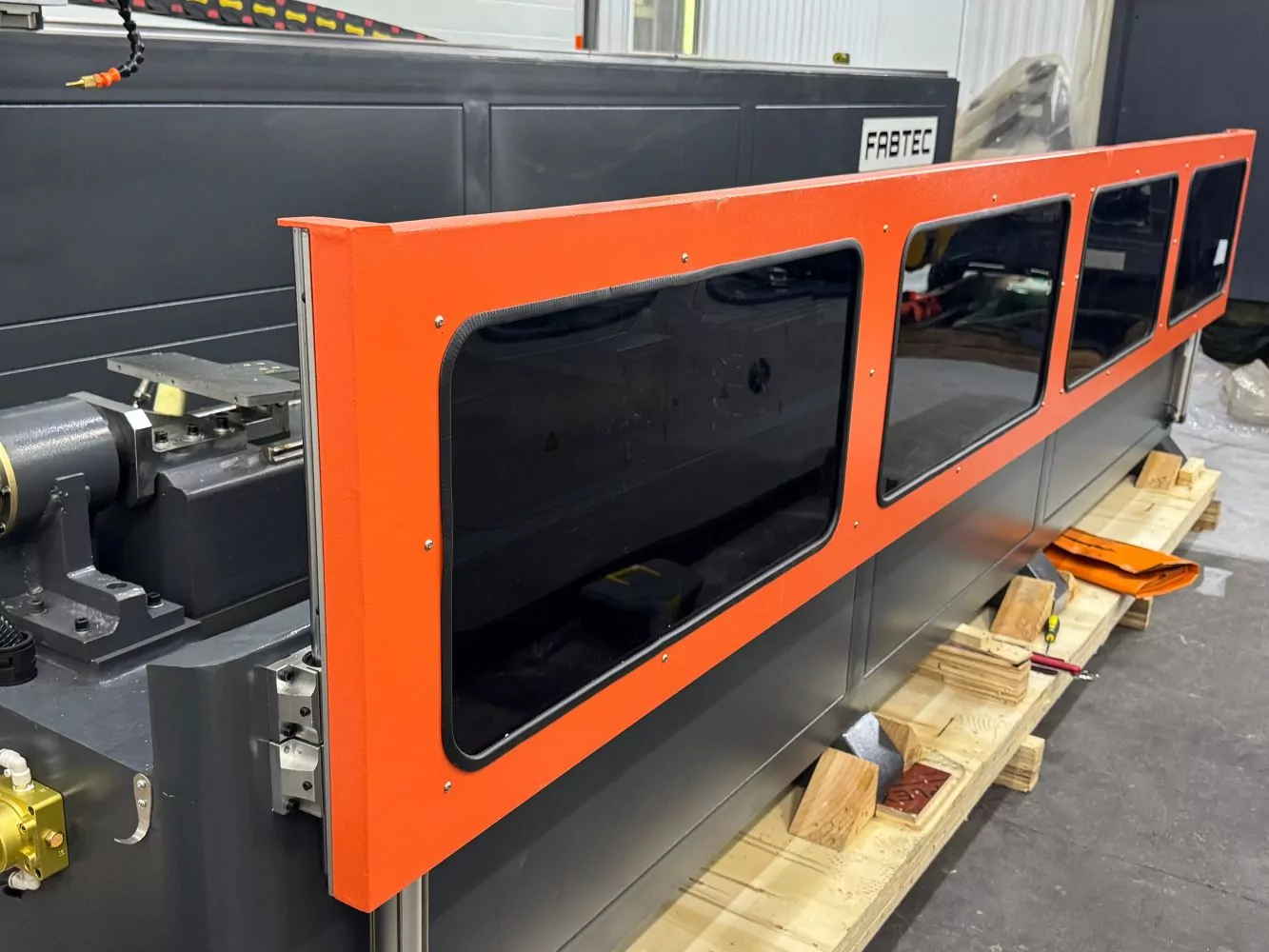 Фото №9. Сверлильно-фрезерный станок с ЧПУ ZSSD-CNC-3000 - подъемное защитное ограждение