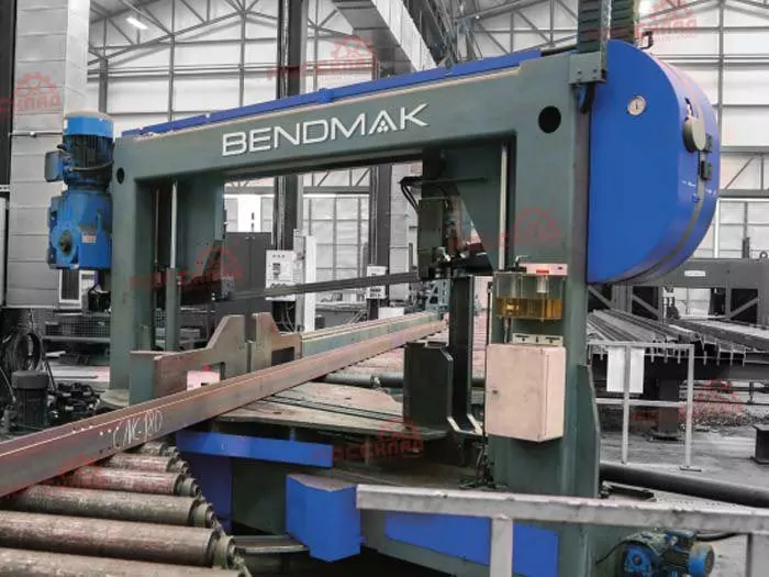 Фото №2. Полуавтоматический двухстоечный ленточнопильный станок BENDMAK AST 1200