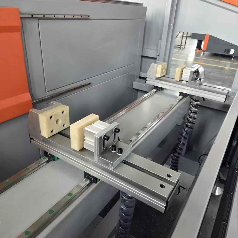 Фото №6. Пневматические зажимы обрабатывающего центра с ЧПУ FABTEC ZFHD-CNC-3200 со сменой инструмента