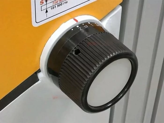 Фото №4. Настройка толщины обрабатываемого металла на гильотине RAS SMARTcut