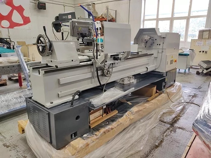 Фото №2. Универсальный токарный станок FABTEC LC500B/2000 сзади