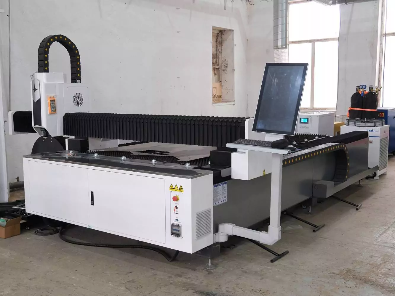 Фото №2. Станок лазерной резки OREE LASER FM3015AT6 с труборезом - в цехе клиента