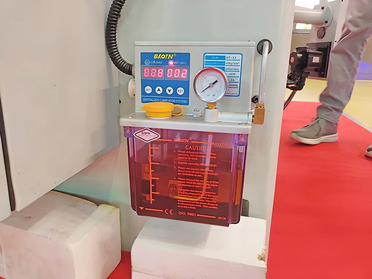 Фото №18. Плоскошлифовальный станок FABTEC SGA40100AHD - автоматическая система смазки направляющих, фото №2