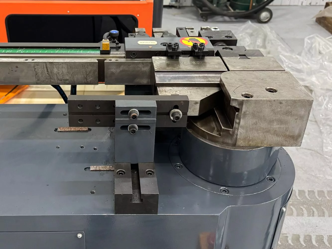 Фото №2. Автоматический трубогибочный станок с ЧПУ DW63CNC - узел зажима и подачи трубы