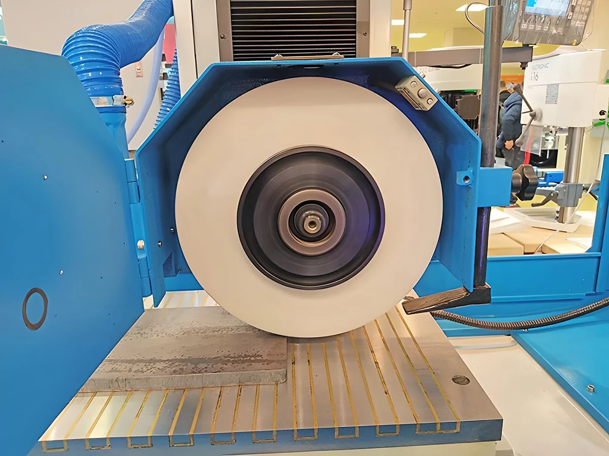Фото №5. Плоскошлифовальный станок FABTEC SGA40100AHD - шлифовальный круг, фото №1