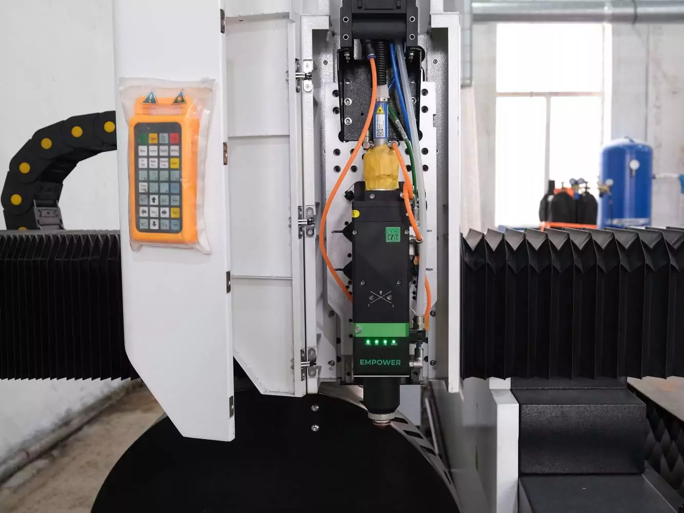 Фото №6. Станок лазерной резки OREE LASER FM3015AT6 с труборезом - лазерная голова RAYTOOLS