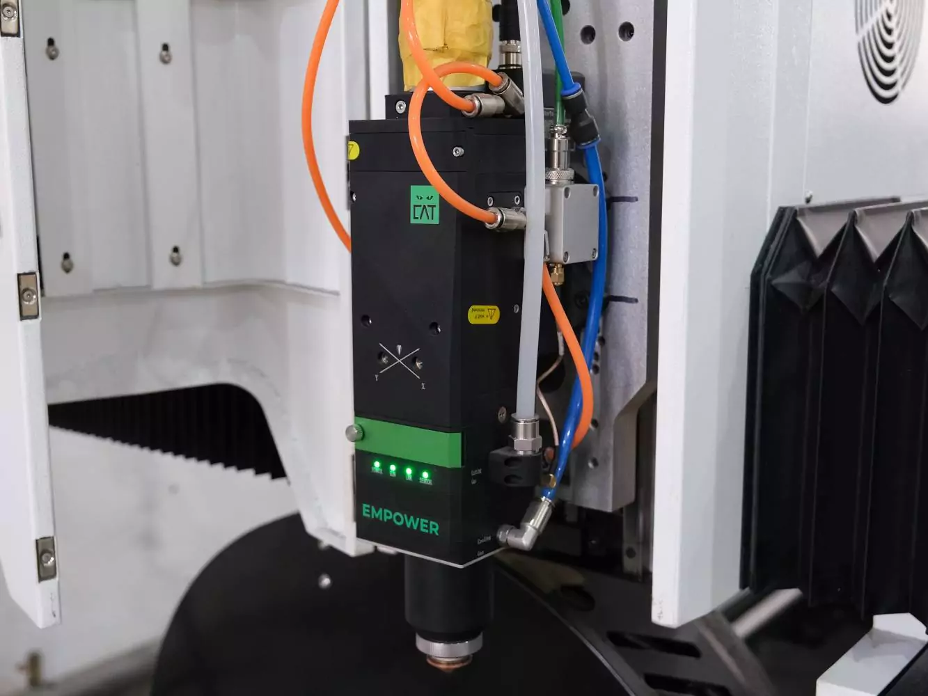 Фото №7. Станок лазерной резки OREE LASER FM3015AT6 с труборезом - продуманное подключение