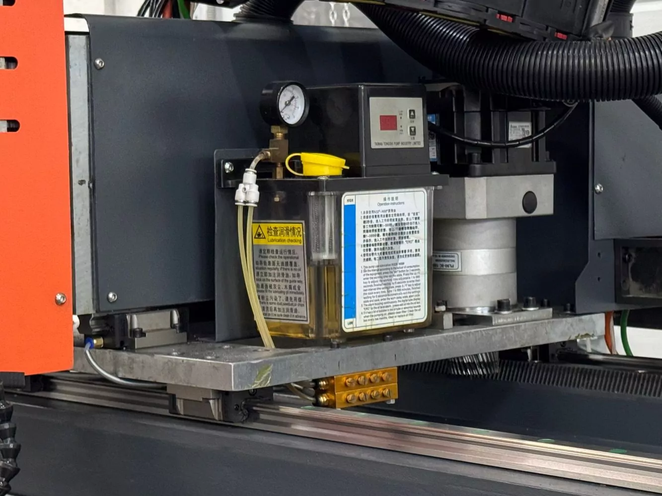 Фото №8. Сверлильно-фрезерный станок с ЧПУ ZSSD-CNC-3000 - автоматическая система смазки
