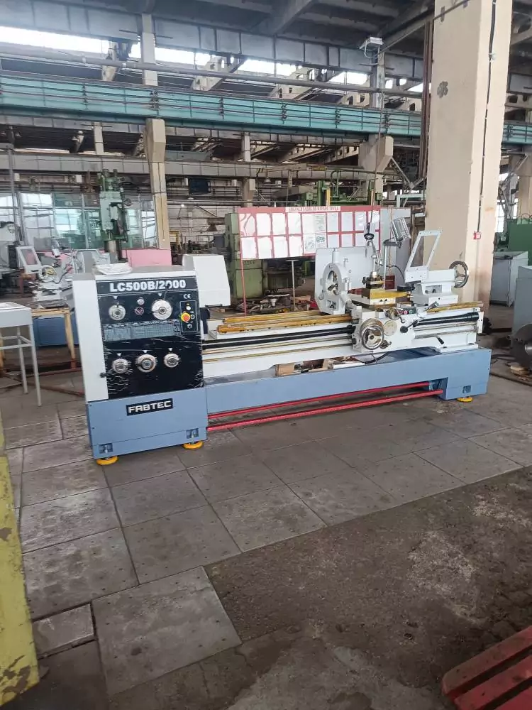 Универсальный токарный станок FABTEC LC500B/2000 после установки в цехе