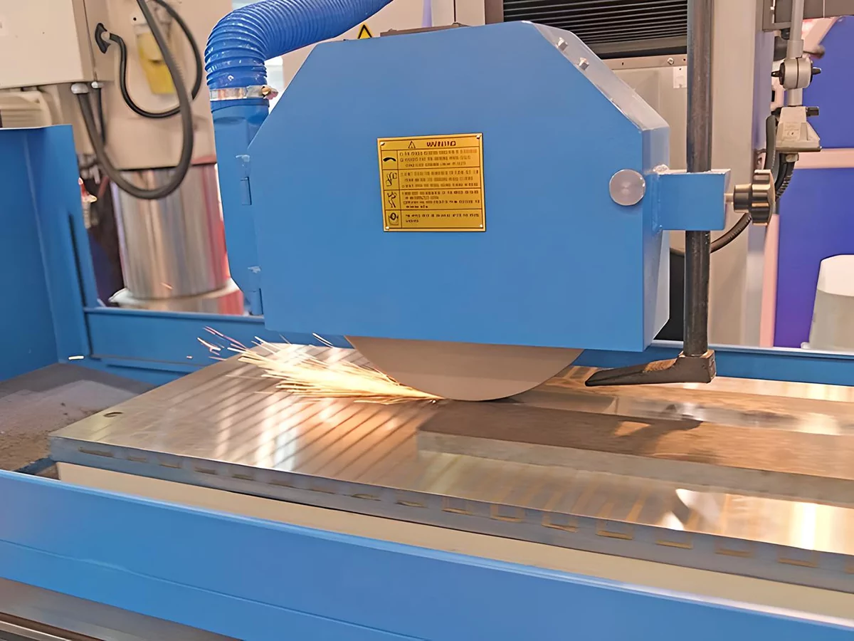 Фото №4. Плоскошлифовальный станок FABTEC SGA40100AHD процесс шлифовки абразивным кругом, фото №1