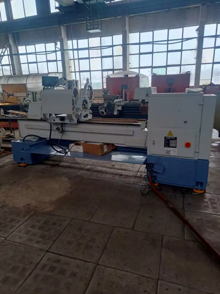 Универсальный токарный станок FABTEC LC500B/2000 после установки в цехе