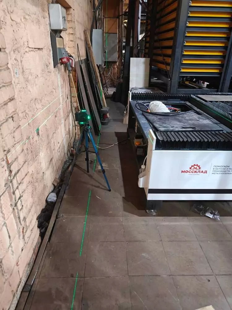 Выставляем станок оптоволоконной лазерной резки OREE LASER FM3015A Raycus 6000W по уровню