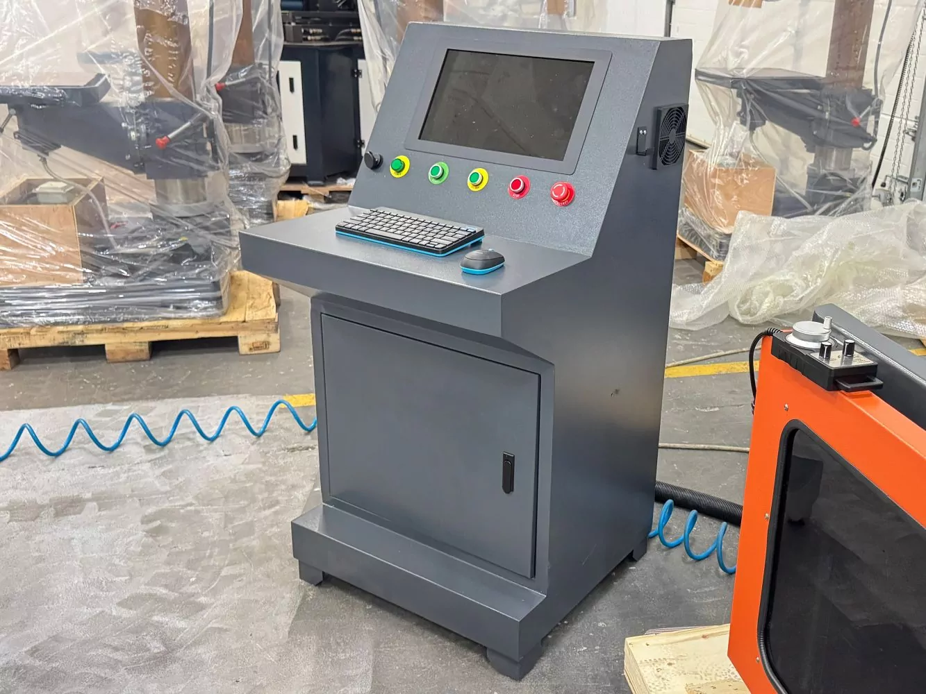 Фото №10. Сверлильно-фрезерный станок с ЧПУ ZSSD-CNC-3000 - стойка управления