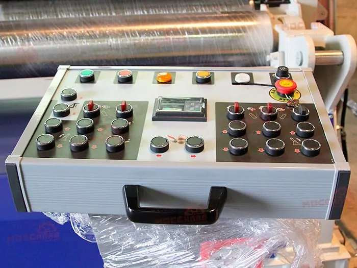 Фото №8. Современные четырехвалковые станки оснащены контроллером, позволяющим отслеживать положение валов.