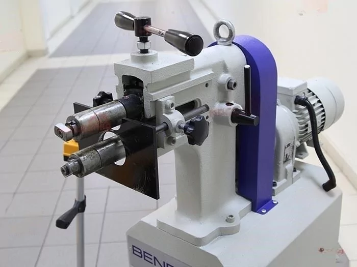Фото №2. Bendmak SWM-125 - зиговочный станок с электроприводом роликов для работы с металлом до 1.25 мм;