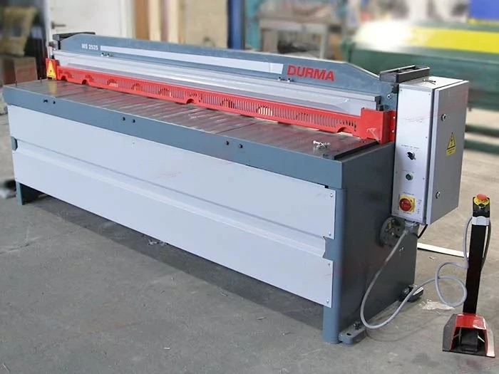 Фото №2. Общий вид. Гильотина с электроприводом DURMA MS 2525