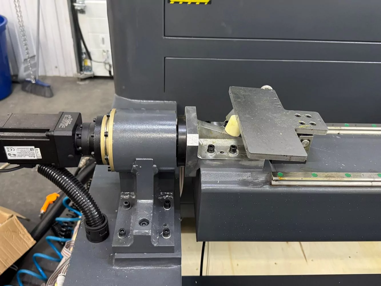 Фото №7. Сверлильно-фрезерный станок с ЧПУ ZSSD-CNC-3000 - подъемная упорная пластина для позиционирования детали