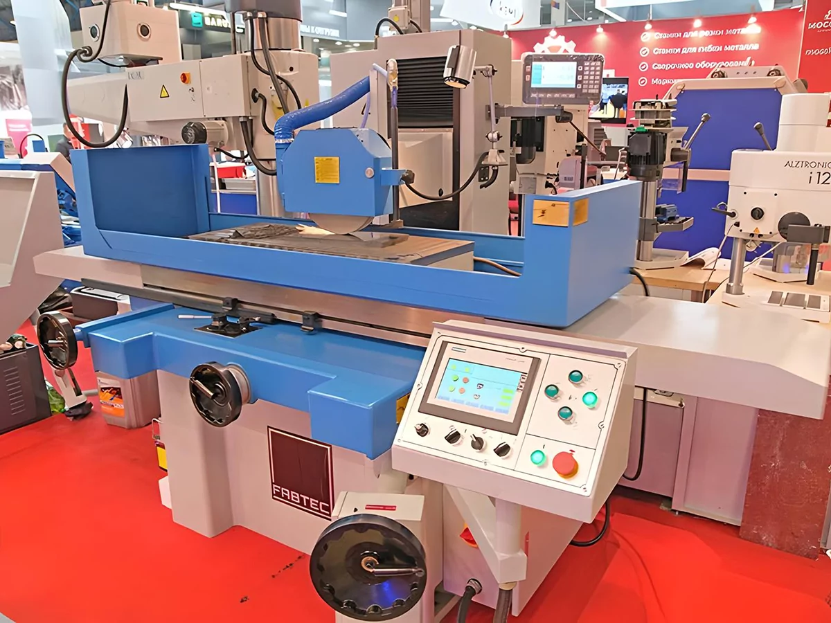Фото №2. Плоскошлифовальный станок FABTEC SGA40100AHD на выставке, фото №1