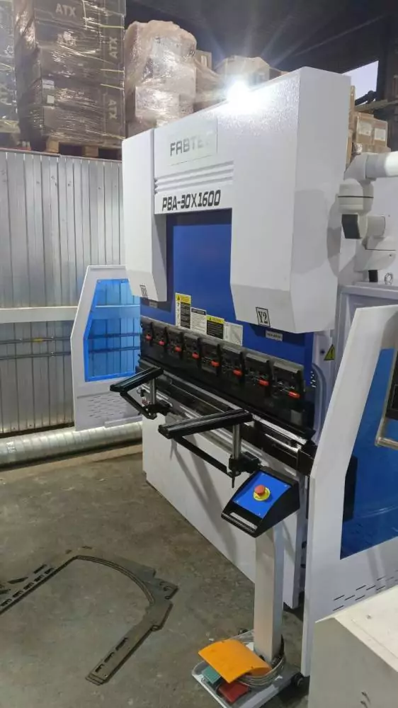 Вертикальный листогибочный пресс с ЧПУ CNC-PBA 30x1600 на предприятии заказчика