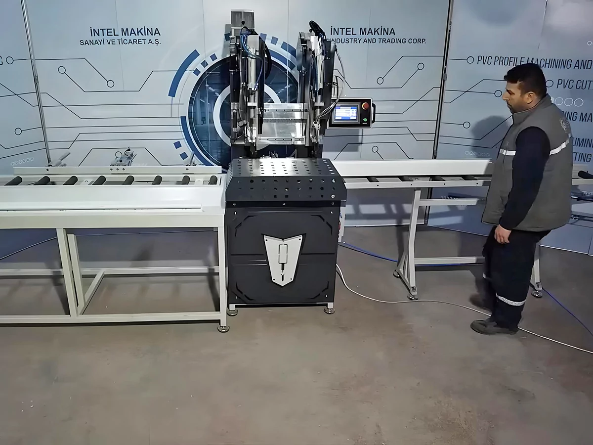 Фото №2. Завинчивающий станок CS- 520 в работе