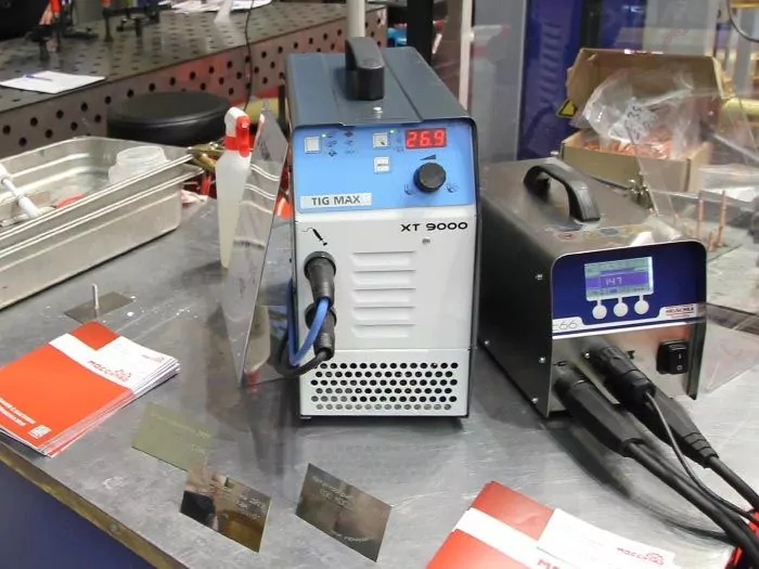 Пассиватор для очистки сварных швов TIG-MAX XT 9000 (слева)