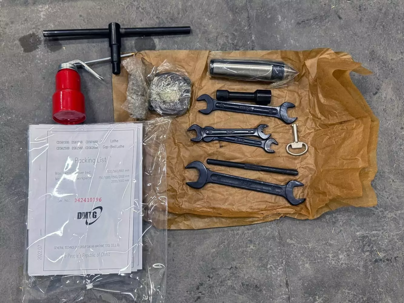 Фото №15. ФотоТокарный станок по металлу DMTG CDS6266B/2000 с УЦИ - комплект инструмента для станка