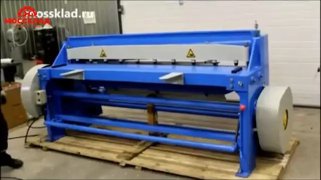 Видео: Обзор работы гильотины с электроприводом Q11 3x1300