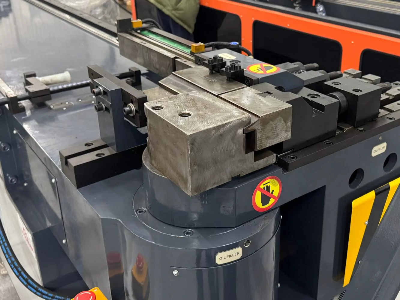 Фото №3. Автоматический трубогибочный станок с ЧПУ DW63CNC - узел зажима и подачи трубы, фото №2