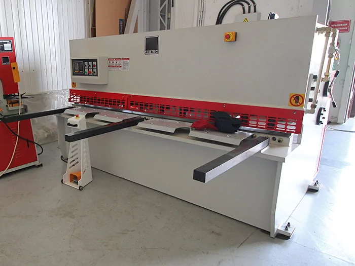 Гидравлическая гильотина QC12Y - 6x2500 с ЧПУ Е21S