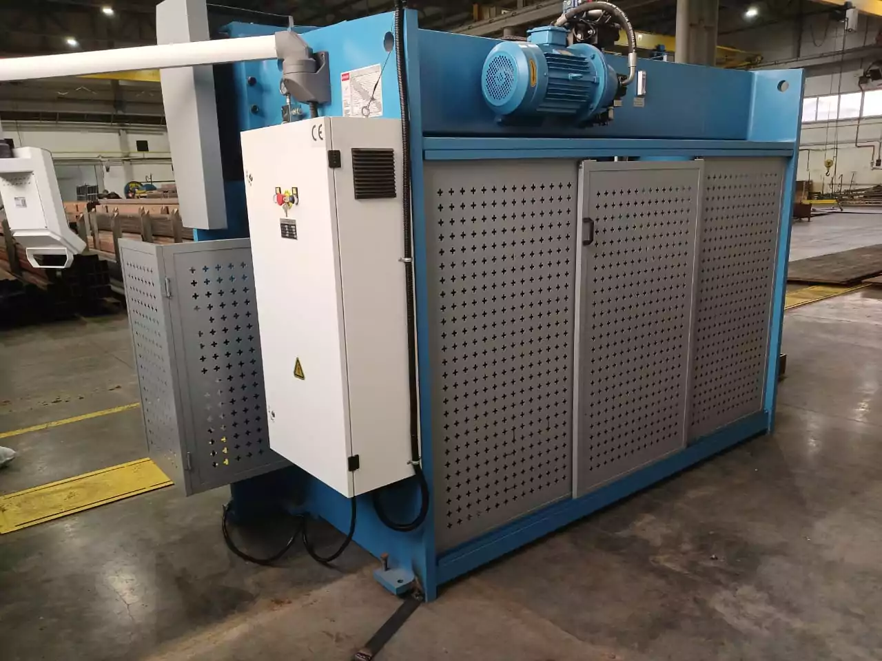 Гидравлический листогибочный пресс FABTEC PBH125/3200 с контроллером E300 во время пусконаладочных работ