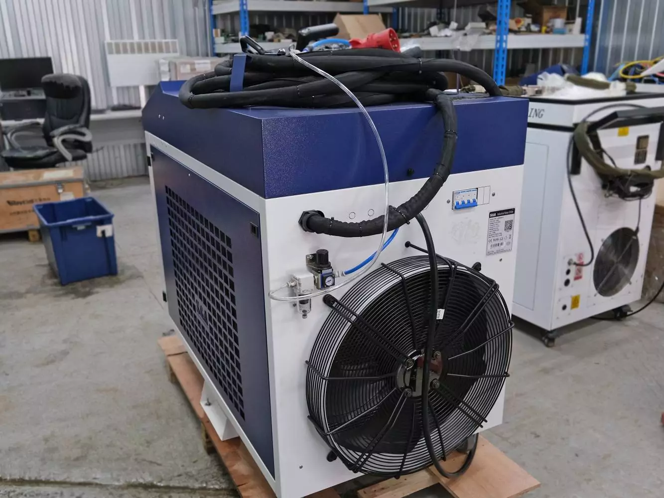 Фото №2. Аппарат лазерной очистки LC 6KW Raycus CE - вид сзади