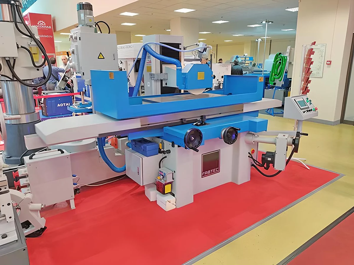 Фото №3. Плоскошлифовальный станок FABTEC SGA40100AHD на выставке, фото №2