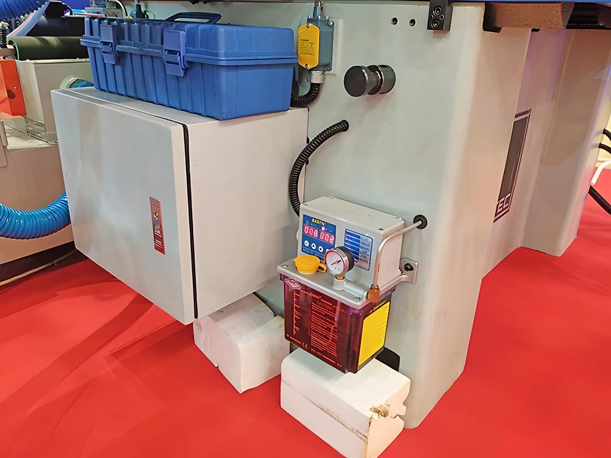 Фото №17. Плоскошлифовальный станок FABTEC SGA40100AHD автоматическая система смазки направляющих, фото №1