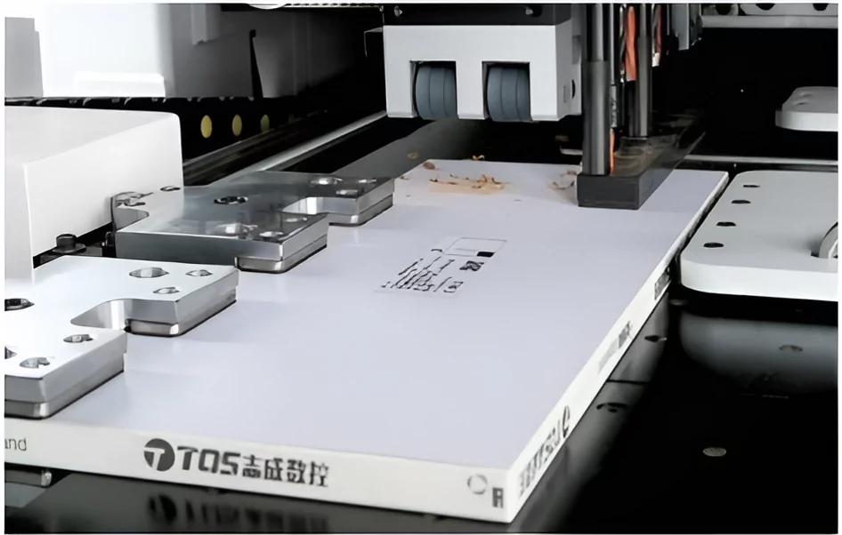 Фото №3. Верхняя и нижняя сверлильные группы (верхняя сверлильная группа оснащена пазовальной пилой)