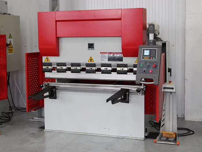 Вертикальный листогибочный пресс FABTEC WC67Y-30T/1600