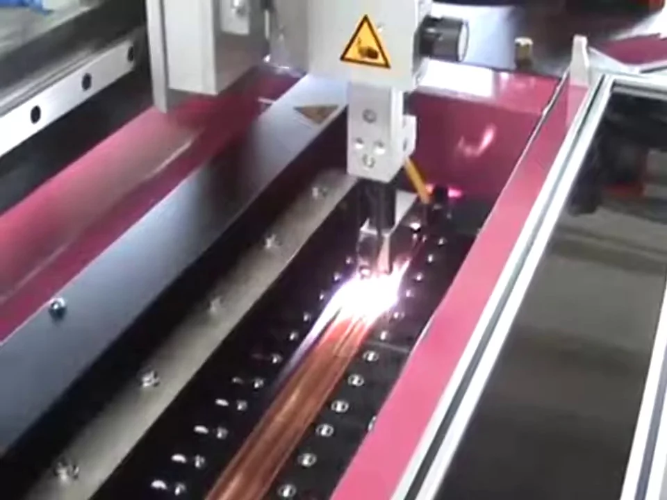 Видео: Стыковая шовная сварка SCHNELLDORFER Elena 1100 II в действии