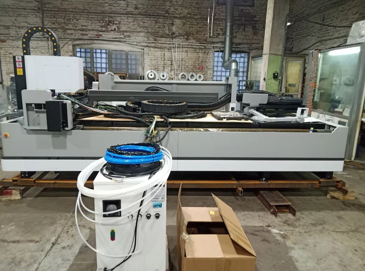 Волоконный лазер Gweike LF3015LN с источником Raycus 2000W перед пусконаладочными работами на производстве в Санкт-Петербурге