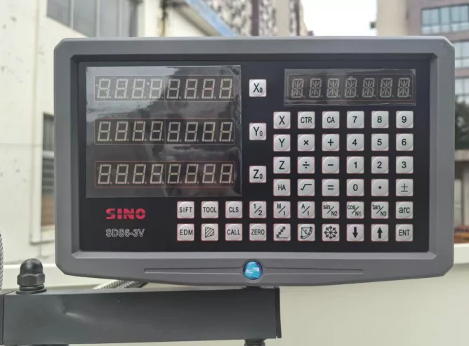 Фото №11. 3-осевая система УЦИ SINO универсального токарного станка FABTEC LC560/1500